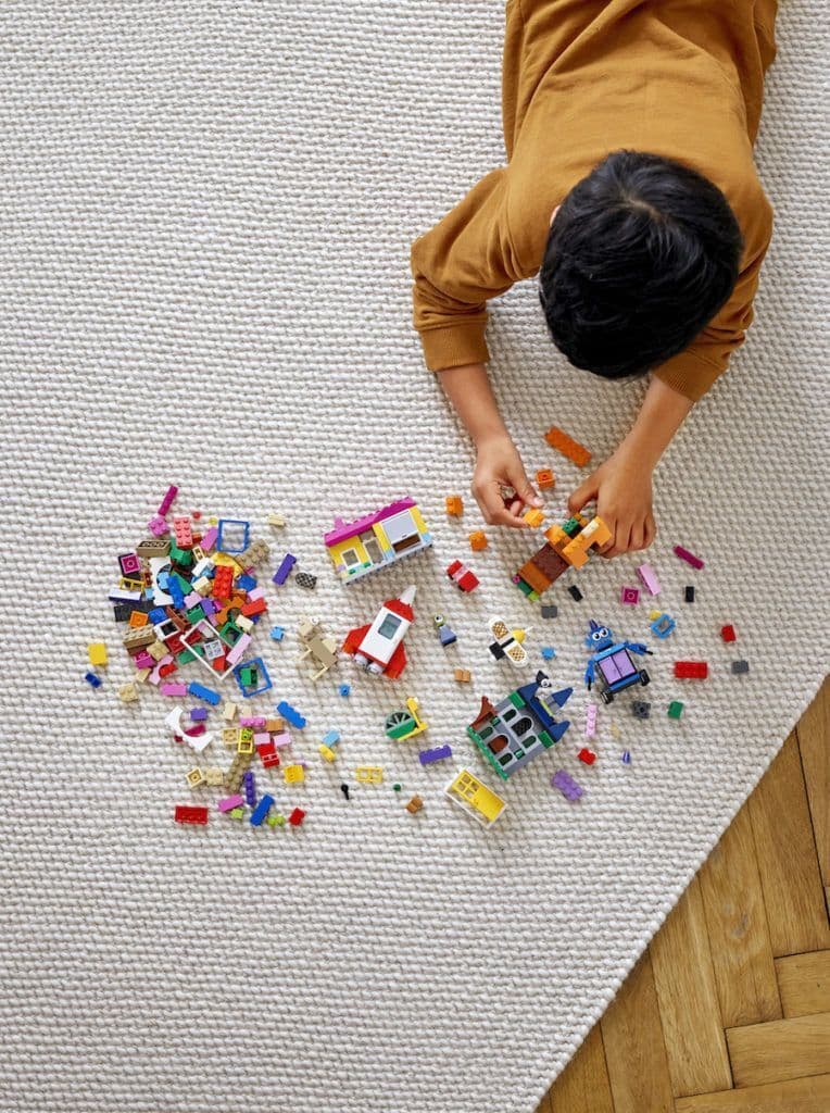 Oyuncaklarla oynayan çocuk